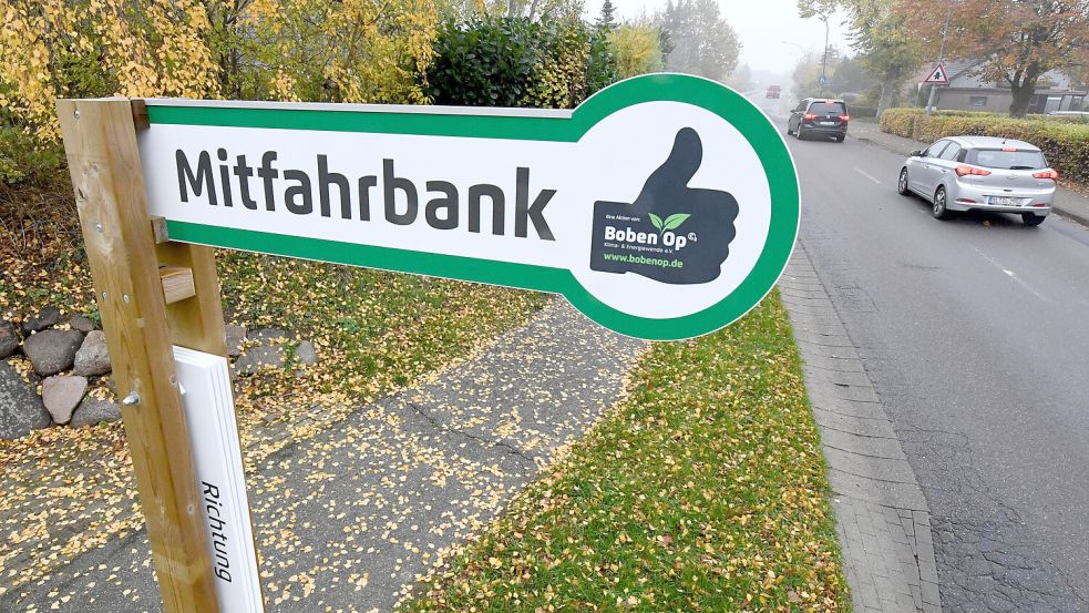 Mitfahrbänke – wie auf dem Bild aus Schleswig-Holstein – werden demnächst auch in Aurich aufgestellt. Foto: Rehder/dpa