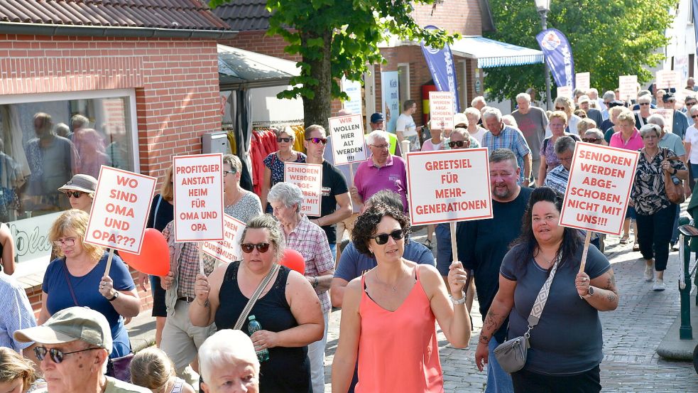 Urlauber sollen Senioren nicht verdrängen, fordern die Demonstrierenden.