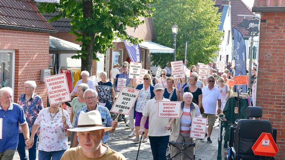 "Wir wollen hier alt werden": Bei der Kundgebung sind auch viele Menschen nahe dem oder im Rentenalter, die sich für seniorengerechtes Wohnen in Greetsiel einsetzen.