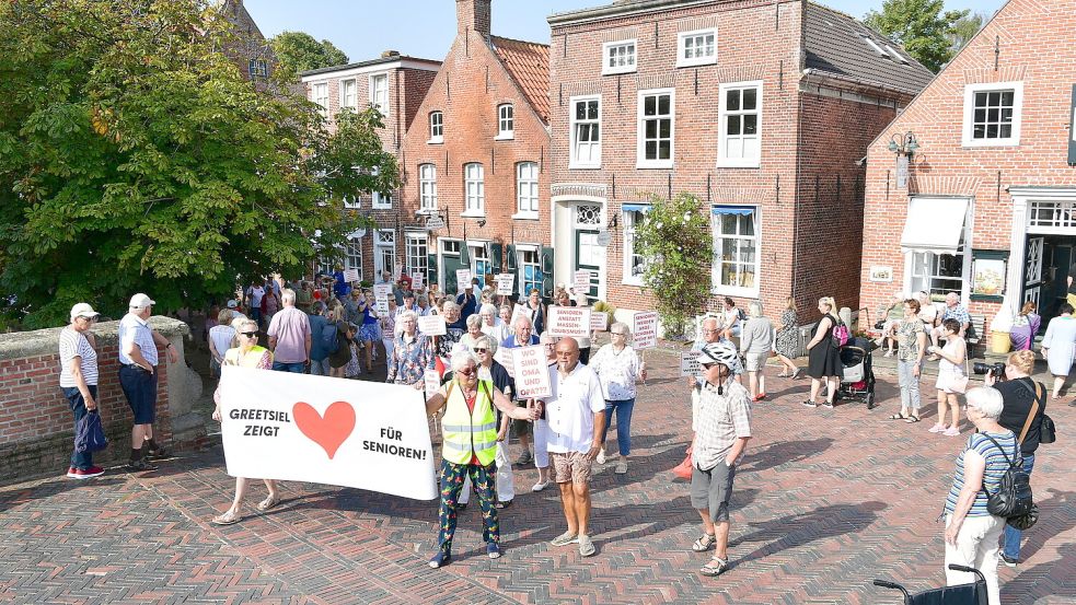 Viele Gäste sind am Sonntagvormittag in Greetsiel und haken zur Kundgebung nach.