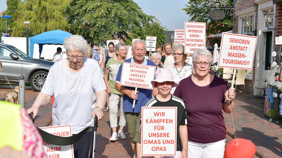 Jung und Alt demonstriert zusammen.