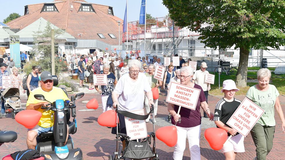 Sind am Anfang von der "Oase" noch etwa 100 Leute losgelaufen, kommen am Ende rund 300 vor dem ehemaligen "Seniorenhuus" zusammen.