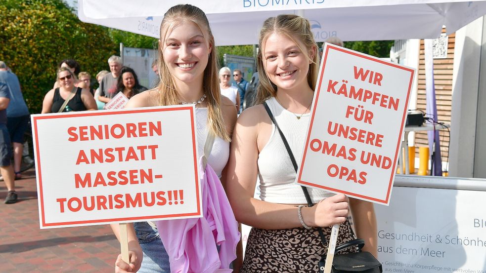 Jana Sutter (rechts) und Anna Bredemeier aus Greetsiel setzen sich für den Erhalt des Seniorenheims ein.