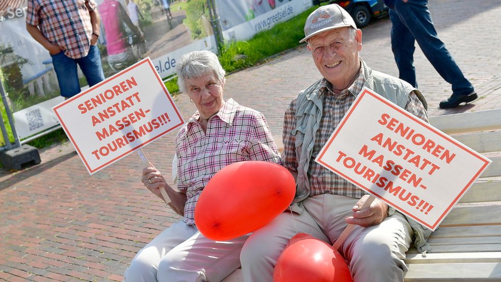 Erika und Johannes "Hans" de Vries sind gebürtige Greetsieler, kommen aber seit Jahren nicht mehr in den Ort. Zu überlaufen, finden sie.