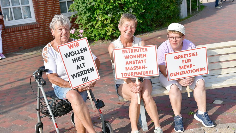 Für Hiltrud Tepper (von links), Jutta und Catharina Brodowski ist es eine Selbstverständlichkeit, bei der Kundgebung mitzulaufen.