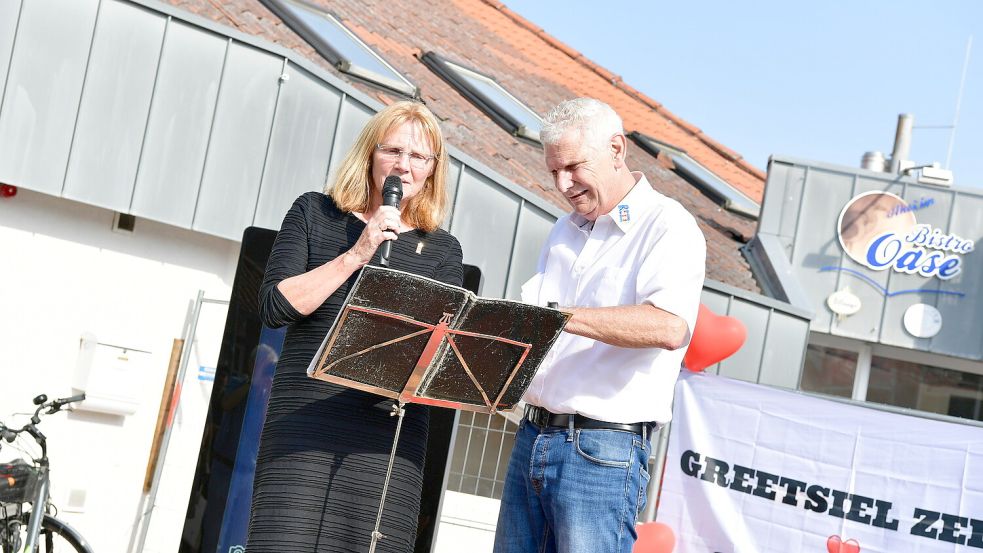 Bürgermeisterin Hilke Looden (parteilos) und SPD-Ratsherr Alfred Jacobsen sprechen sich bei der Kundgebung klar gegen noch mehr Ferienwohnungen für Greetsiel aus.
