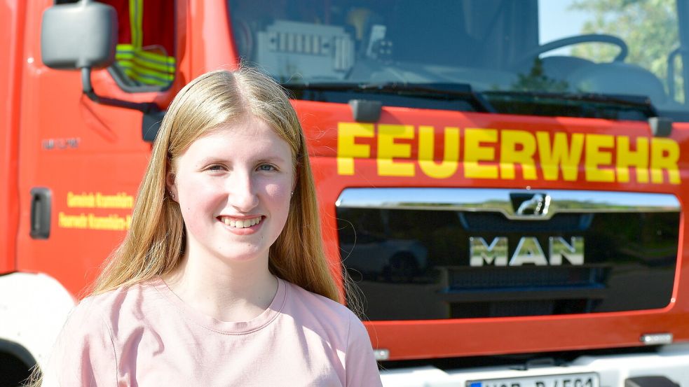 Fenja Janssen hat sich am Samstag als neues Mitglied bei der Feuerwehr in Greetsiel gemeldet. Foto: Wagenaar