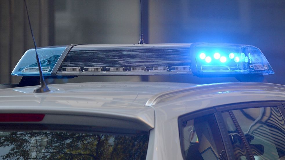 Die Polizei war am Freitagabend mit mehreren Streifenwagenbesatzungen zum Rathaus Rhauderfehn gefahren. Symbolfoto: Pixabay