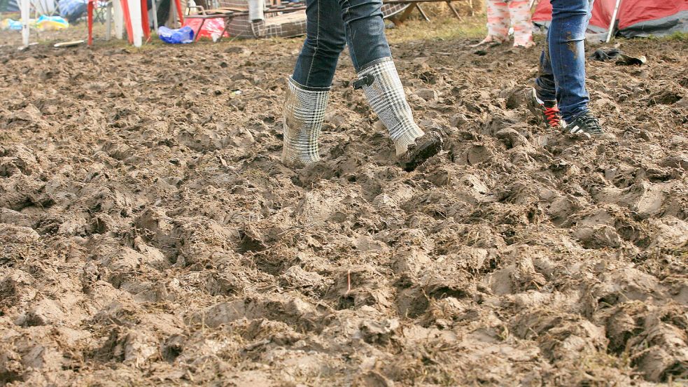 Schlamm, Schlamm, Schlamm: Froh schätzen konnte sich, wer damals Gummistiefel dabei hatte. Fotos: Archiv/Ortgies