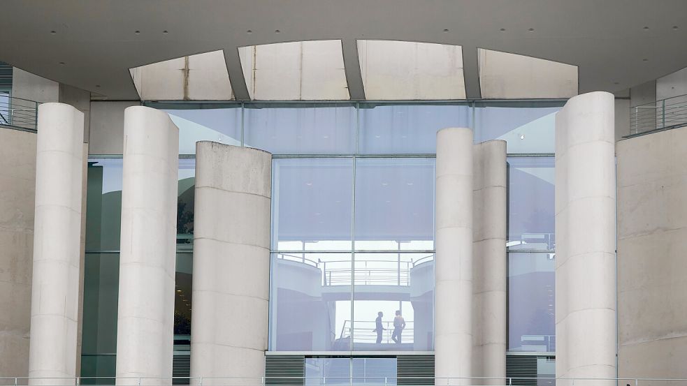 Im Berliner Regierungsviertel sind die Bauten pompös, auch das Bundeskanzleramt. Der Bürger ist da ziemlich weit weg. Foto: dpa/Jörg Carstensen