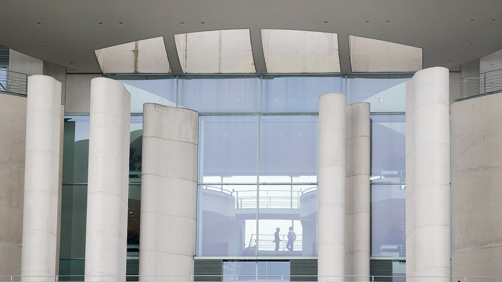 Im Berliner Regierungsviertel sind die Bauten pompös, auch das Bundeskanzleramt. Der Bürger ist da ziemlich weit weg. Foto: dpa/Jörg Carstensen