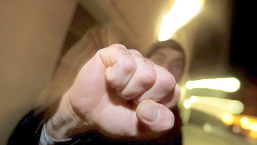 Die Täter waren meist in kleineren Gruppen unterwegs und prügelten zum Teil auf die Opfer ein. Foto: dpa