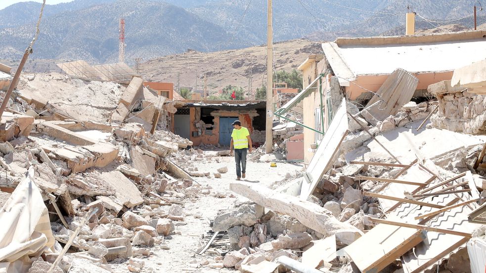 Das schwere Erdbeben in Marokko vom vergangenen Freitag hatte eine Stärke von 6,8. Noch immer suchen Rettungskräfte nach Überlebenden. Foto: dpa/Khaled Nasraoui