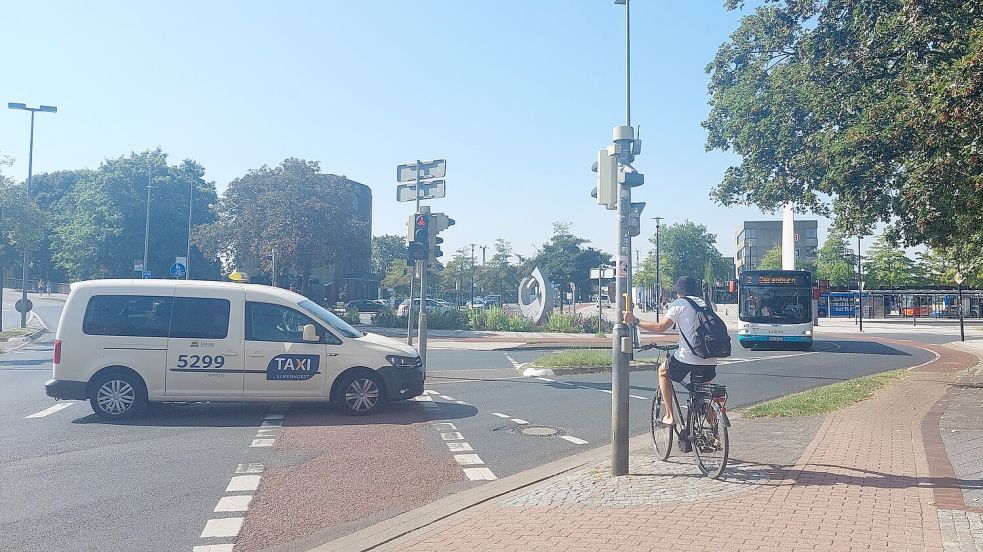 Ein Taxi des Unternehmens Elmenhorst biegt Richtung Hauptbahnhof in Emden ein. Der Betrieb ist insolvent, es gibt aber Interessenten, die ihn eventuell übernehmen wollen. Foto: Hanssen