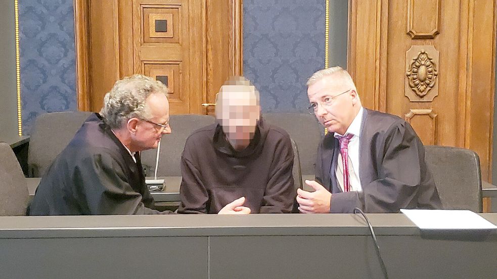 Der Angeklagte im Landgericht Schwerin nahm das Urteil weitgehend reglos auf. Foto: Andreas Frost