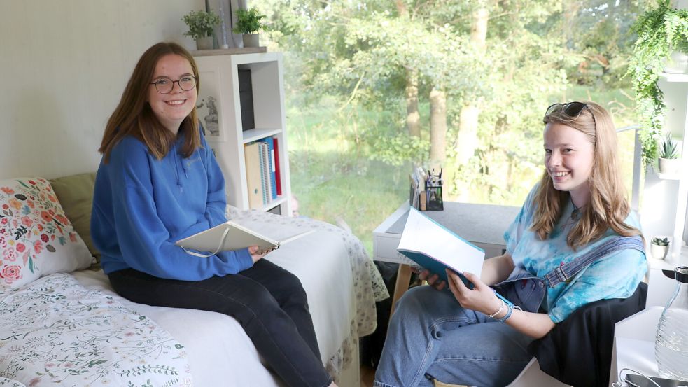 Shanti Kempkes (links) teilt sich mit Anne-Sophie Appoldt ein Tiny Haus. Beide besuchen gemeinsam Klasse 13. Foto: Hermann-Lietz-Schule