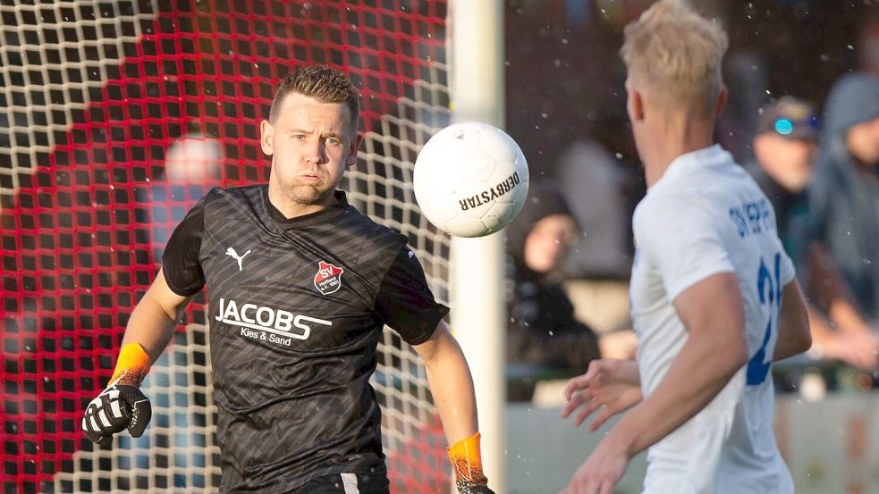 Beim Saris-Cup im Juli stand Jörn Jacobs (links) – hier im Spiel gegen den SV Meppen II – im Tor des SV Holtland und bekam tolle Kritiken. Foto: Doden