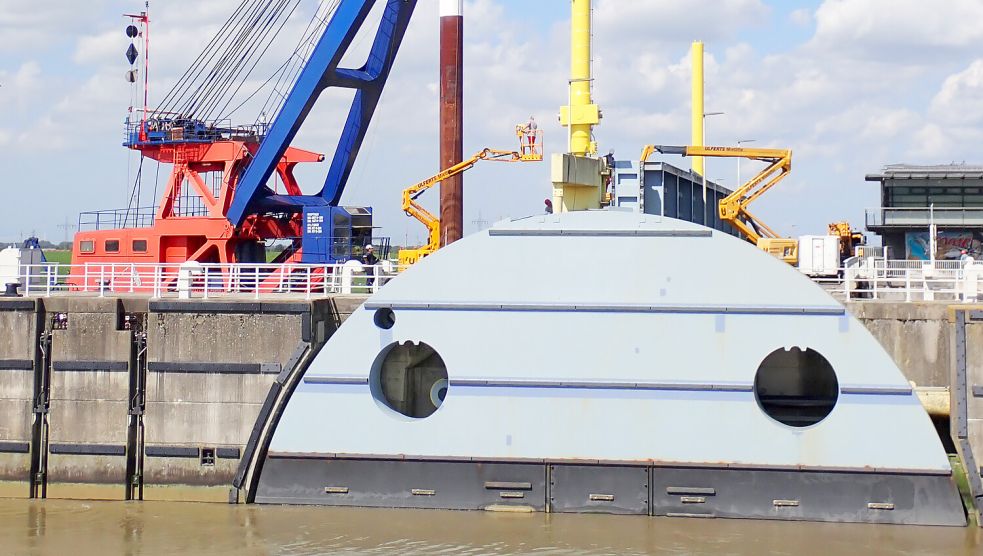 Die Hydraulikzylinder mussten per Schwimmkran an den Nebenöffnungen des Sperrwerks eingebaut werden Foto: NLWKN
