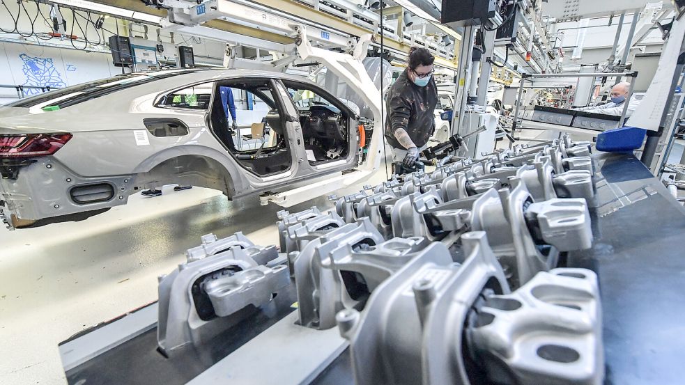Volkswagen in Emden leidet unter Lieferengpässen – hier bei der Montage des Arteon. Foto: Ortgies/Archiv