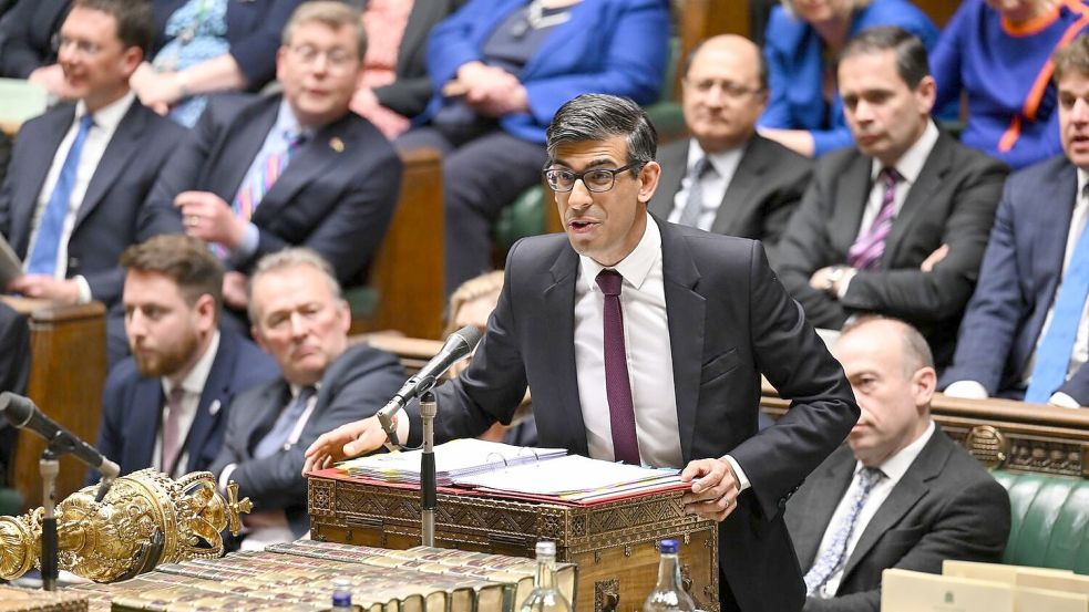 Der britische Premierminister Rishi Sunak steht nach einem mutmaßlichen Spionagefall innerhalb des britischen Parlaments unter Druck. Foto: dpa/AP/Jessica Taylor