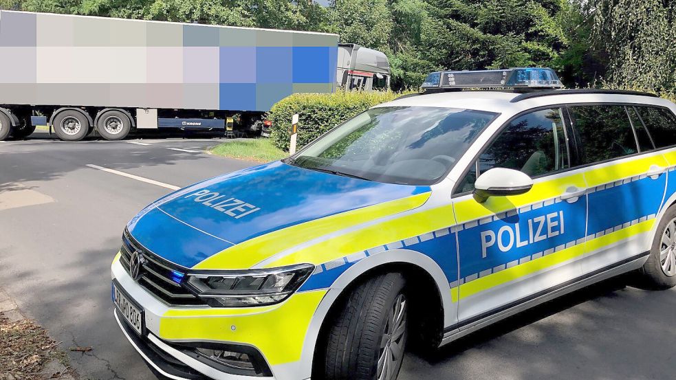 Die Polizei musste am Donnerstagnachmittag den Verkehr regeln, denn ein Lastwagen hatte sich beim Abbiegen in die Straße Holter Weg festgefahren. Der Auflieger stand quer auf der Backemoorer Straße und versperrte die Straße komplett. Foto: Ammermann