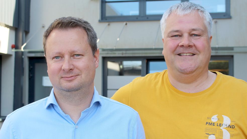 Marc Demuth (links) und Rainer Scholz von der Firma Nordset bereiten in Friedeburg die eigene Produktion von OP-Sets vor. Foto: Oltmanns