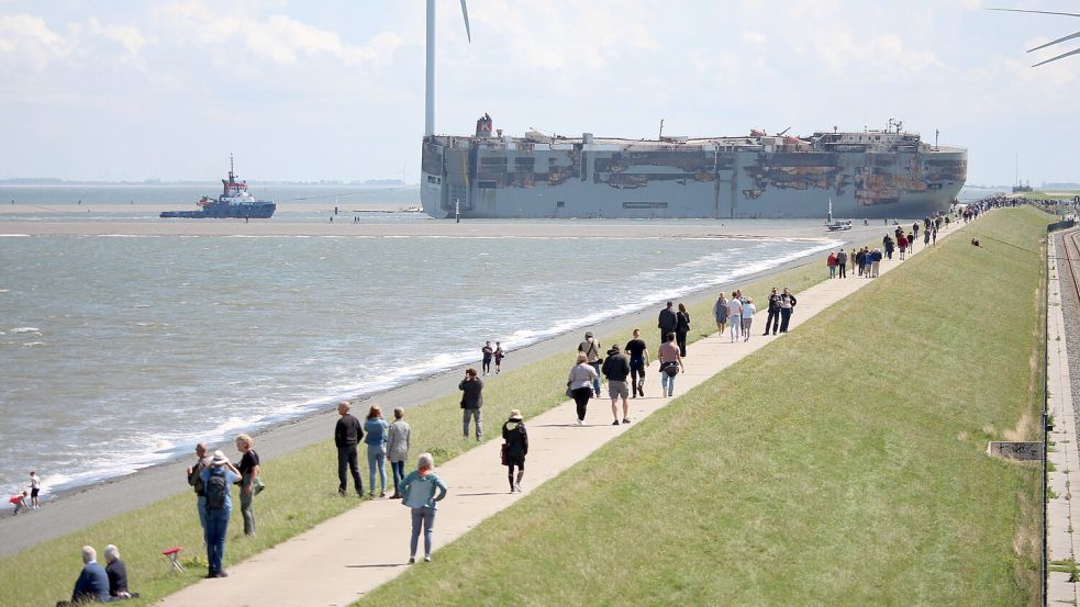 Am 3. August wurde die „Fremantle Highway“ nach Eemshaven geschleppt. Ohne fremde Hilfe wird der Frachter den Hafen wohl auch nicht wieder verlassen. Foto: Alberts