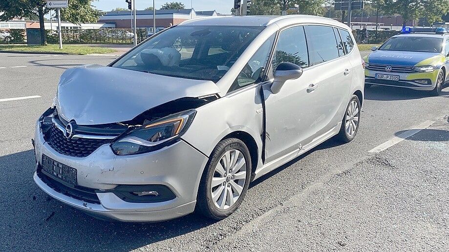 Der Opel fuhr in die Seite seines Vordermanns, als dieser Wenden wollte. Foto: Löschen