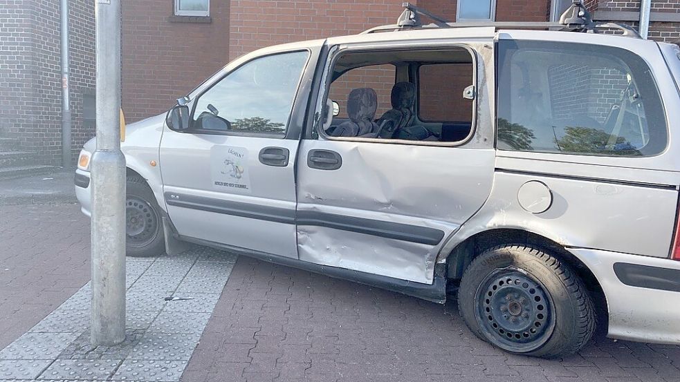 Die linke Seite des vorausfahrenden Opels wurde bei dem Crash eingedrückt. Foto: Löschen