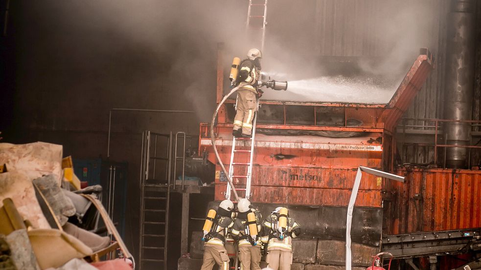 Mit Löschschaum bekamen die Einsatzkräfte der Feuerwehr den Brand im Schredder in den Griff. Fotos: Cordsen