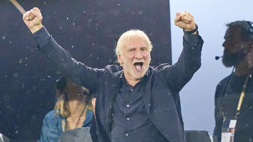 Jubelte nach dem 2:1-Sieg ausgelassen: Bundestrainer Rudi Völler. Foto: imago/Action Pictures