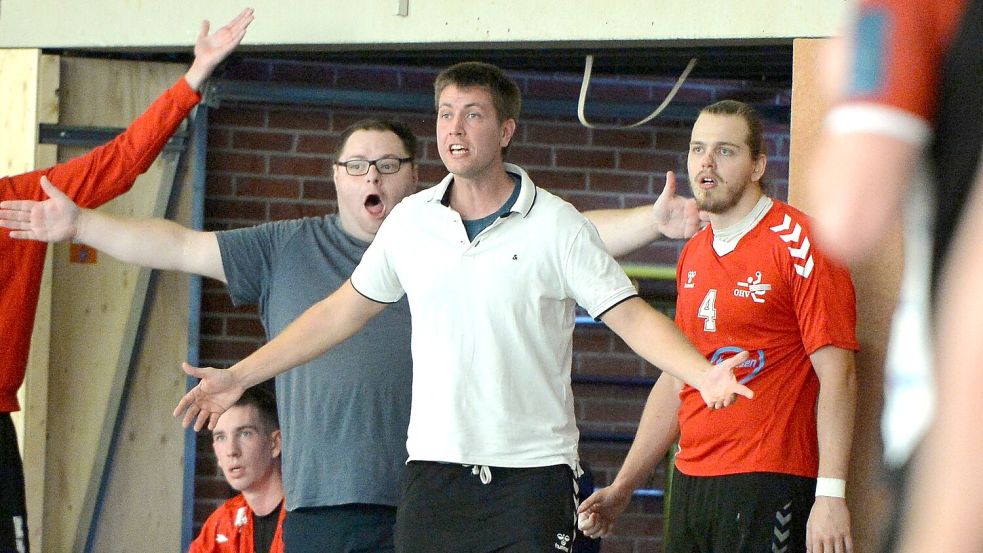 Trainer Sören Rossow (weißes T-Shirt) und seine Mannschaft wollen sich durch die Oberliga kämpfen und am Ende möglichst den Klassenerhalt feiern. Foto: Wolfenberg