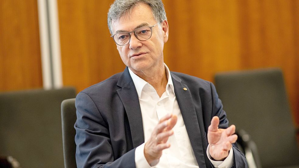 Ralph Tiesler, Präsident des Bundesamtes für Bevölkerungsschutz und Katastrophenhilfe (BBK), bei der Pressekonferenz zum bundesweiten Warntag. Foto: Sommer/DPA