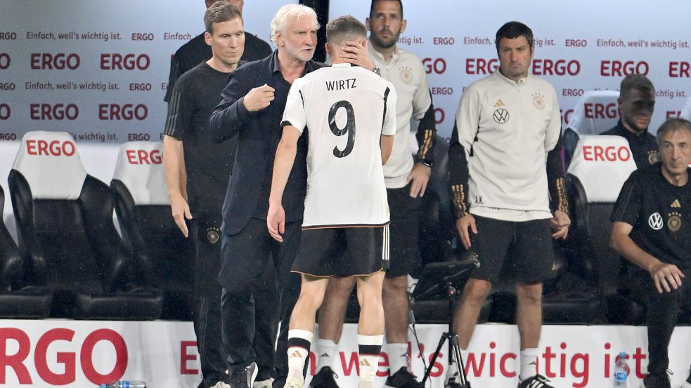 Bundestrainer Rudi Völler (2. von links) mit Offensivspieler Florian Wirtz: War es das wirklich schon? Foto: imago/Team 2