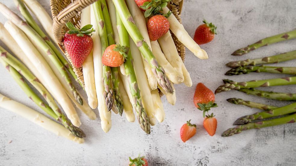 Spargel und Erdbeeren auf Pizza sind eine ungewöhnliche, aber köstliche Kombination. Foto: Christin Klose/dpa-tmn