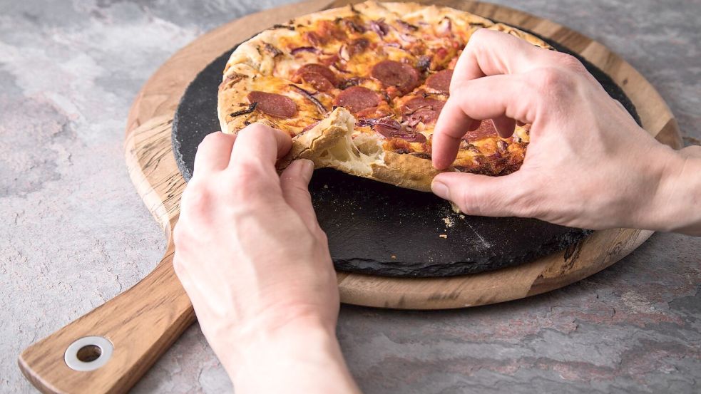 Ein Käserand verleiht der Pizza einen zusätzlichen Geschmack und eine besondere Textur. Foto: Christin Klose/dpa-tmn