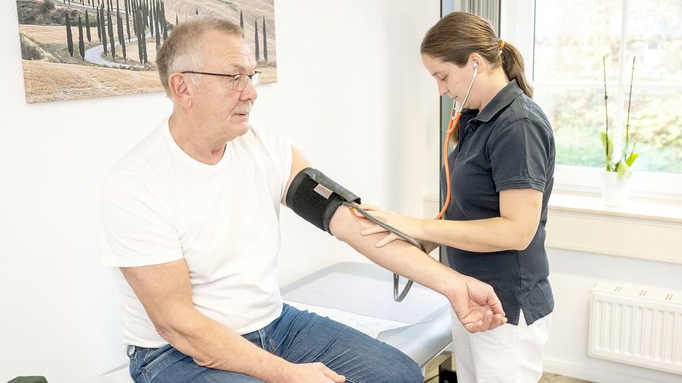 Blutdruckschwankungen sind zusätzlich zu Fatigue mögliche Symptome bei Post-Covid-Patienten. Foto: Benjamin Nolte/dpa-tmn