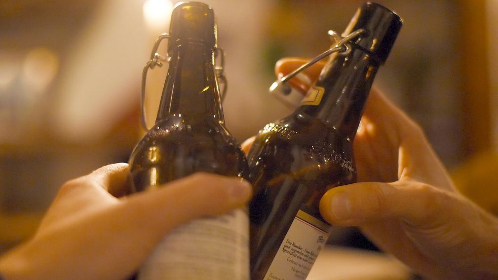 Bierkonsum trägt aufgrund von Kalorien und Alkohol zur Bauchfettbildung bei beiden Geschlechtern bei. Foto: Angelika Warmuth/dpa/dpa-tmn