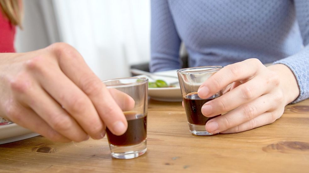 Bei gleicher konsumierter Alkoholmenge ist die Alkoholkonzentration im Blut von Frauen höher als die von Männern. Foto: Christin Klose/dpa-tmn