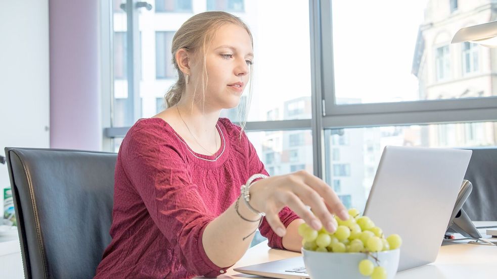 Gesunder Snack für das Büro: Trauben sind reich an Vitaminen. Foto: picture alliance / dpa-tmn