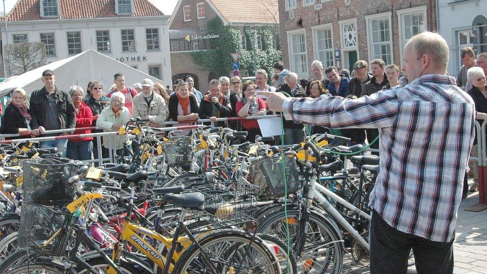Die Versteigerungen von Fundsachen auf dem Norder Torfmarkt locken immer ein großes Publikum an. Foto: Stadt Norden