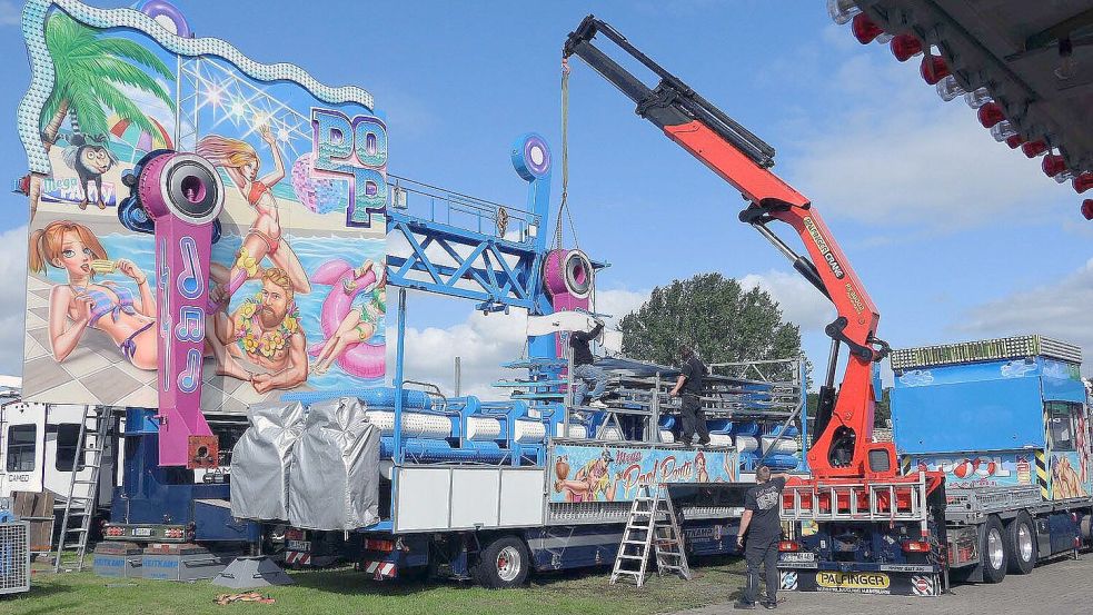 Auf dem Schützenplatz läuft der Aufbau der Schausteller-Geschäfte auf Hochtouren. Zu den Attraktionen gehört das Fahrgeschäft „Pool Party“. Foto: F. Doden