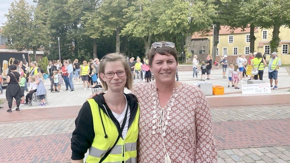 Stefanie Dooolmann (links), Elternvertreterin der Grundschule Greetsiel, und Melanie Remijn, Elternvertreterin der Grundschule Greetsiel, kämpfen für ihre Grundschulen und die Zukunft mehrerer Kitas in der Gemeinde Krummhörn. Foto: Weiden/Archiv