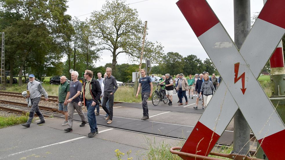 Die Bahn will den Übergang Lütjewolde (Foto) in Ihrhove schließen. Das stößt bei Landwirten und Anwohnern sauer auf. Mitte August gab es am Bahnübergang in Lütjewolde eine Protestaktion von Landwirten und Anwohnern. Foto: Ammermann