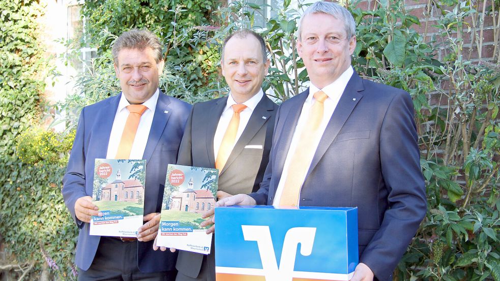 Adrianus Sinnige (Aufsichtsratsvorsitzender), Ulrich Jungmann (Vorstandsmitglied) und Lothar Janssen (Vorstandsmitglied) präsentierten das Ergebnis. Foto: Raiffeisenbank Moormerland