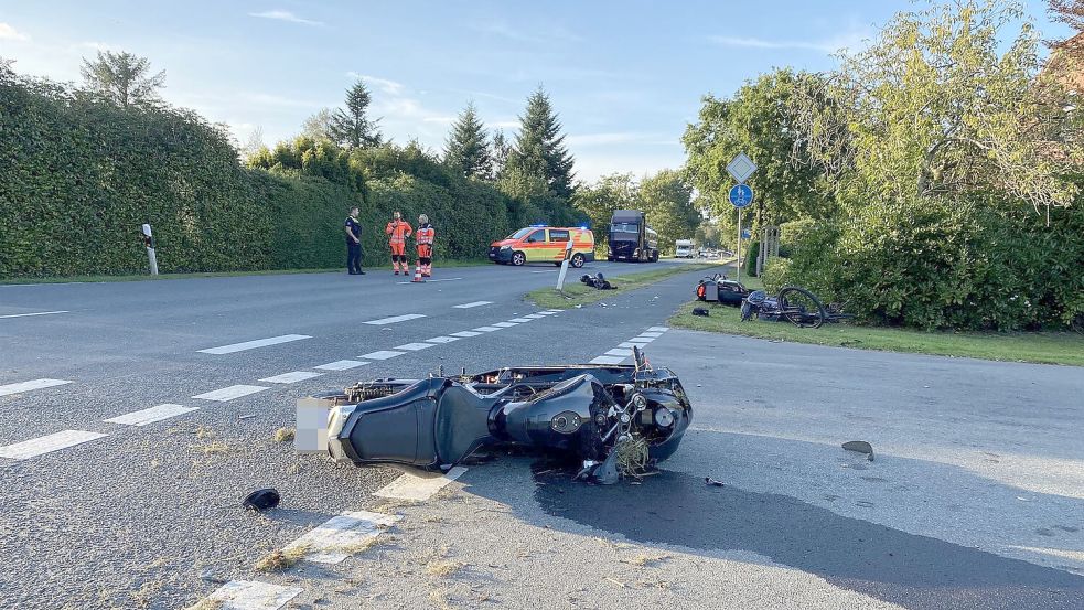 Zwei Motorräder und ein Fahrrad waren am Unfall beteiligt. Foto: Löschen