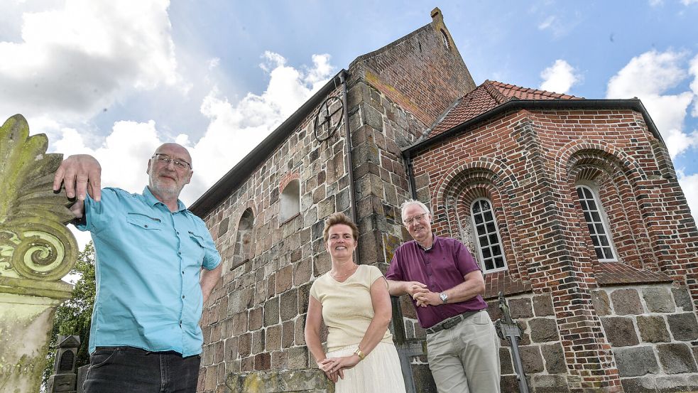 Drei, die im Ortsteil Middels viel zu sagen haben: (von links) Pastor Walter Uphoff, die stellvertretende Ortsbürgermeisterin Martina Knipper und Ortsbürgermeister Arnold Gossel. Fotos: Ortgies