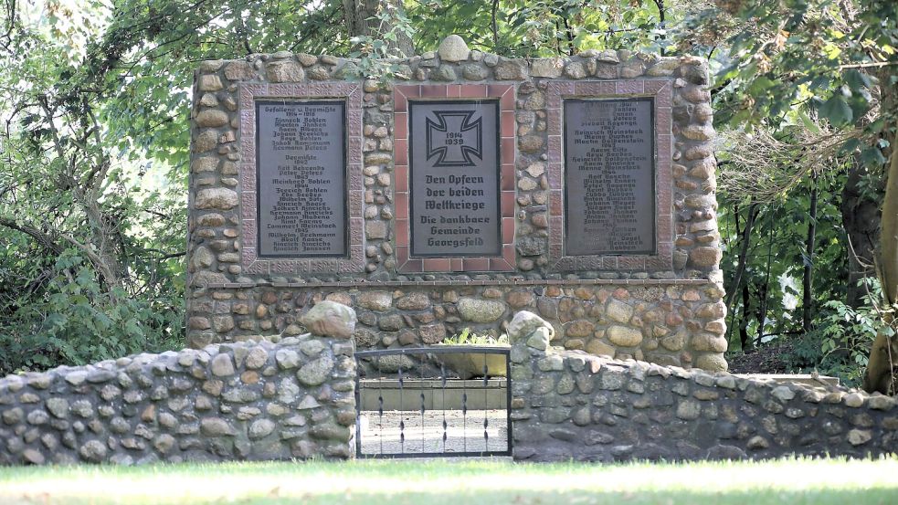 Das Mahnmal neben der Schule erinnert an die gefallenen Georgsfelder im Ersten und Zweiten Weltkrieg.