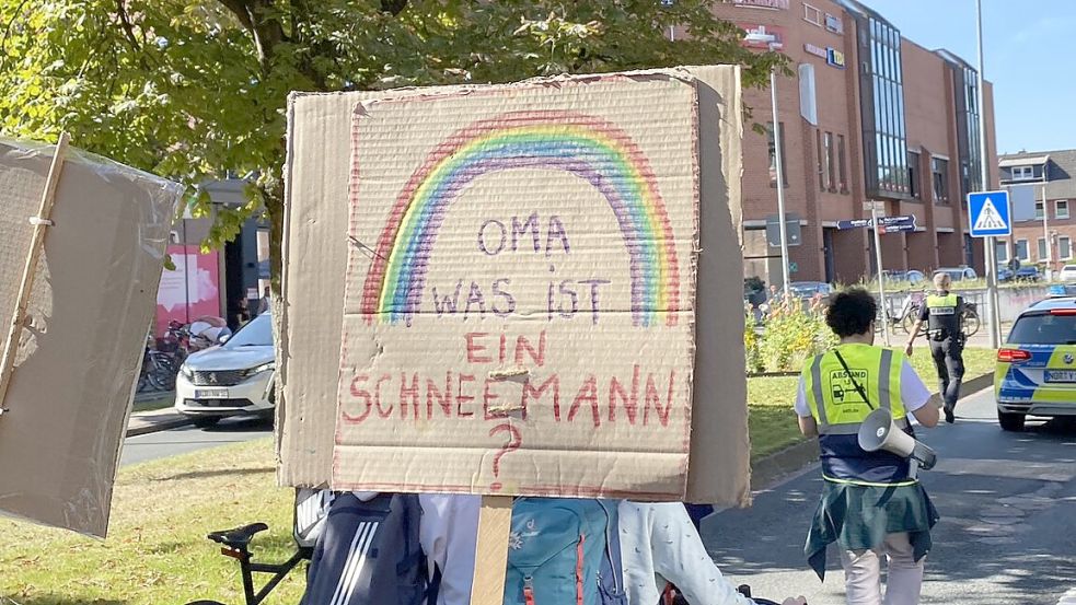 Die Demonstranten verleihen ihren Gedanken auf Plakaten Ausdruck. Fotos: Löschen