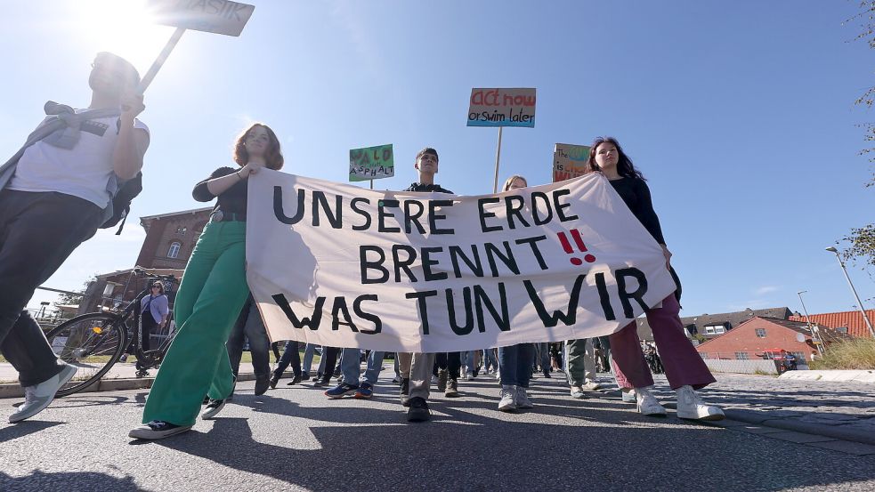 Angeführt wurde der Demozug unter anderem von Nordens Jugendbürgermeisterin Merle Gatena (links am Plakat). Foto: Hock